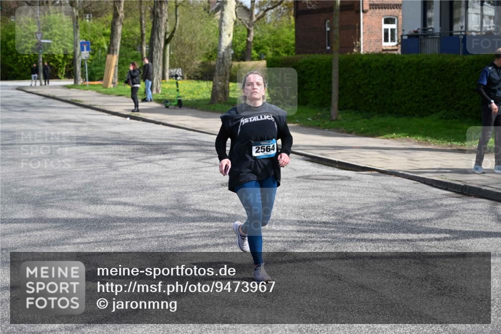 12.04.2026 - 45. Internationalen Wilhelmsburger Insellauf J. Mangold http://msf.ph/oto/9473967 12.04.2026 11:41:46 Ziel 2564, 2722 meine-sportfotos.de