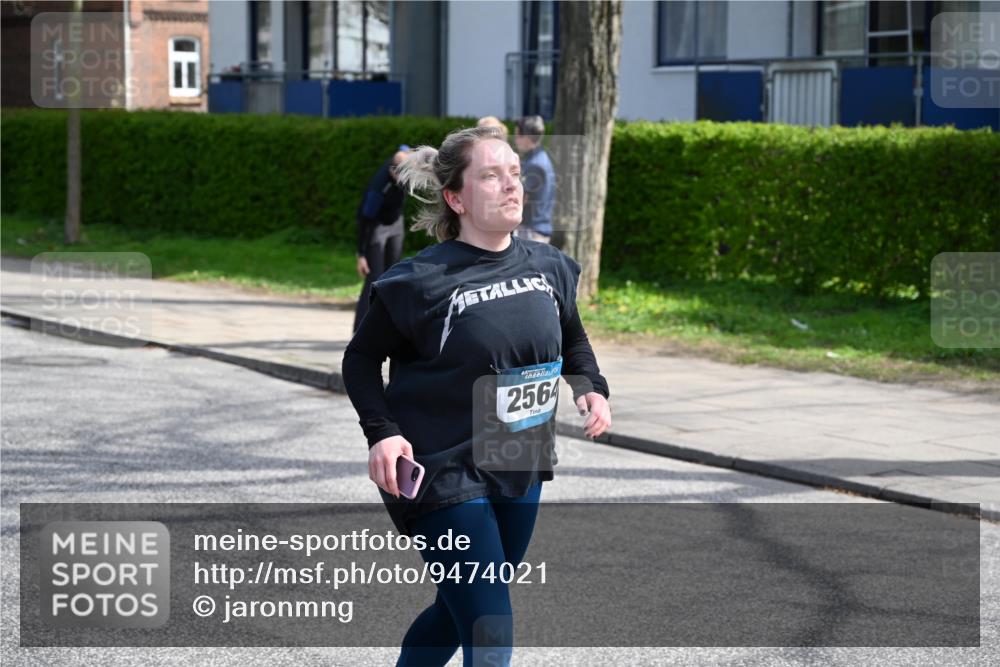 12.04.2026 - 45. Internationalen Wilhelmsburger Insellauf J. Mangold http://msf.ph/oto/9474021 12.04.2026 11:41:47 Ziel 2564, 2722 meine-sportfotos.de