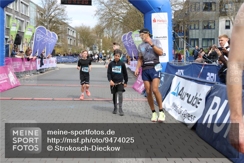 12.04.2026 - 45. Internationalen Wilhelmsburger Insellauf Strokosch-Dieckow http://msf.ph/oto/9474025 12.04.2026 12:54:20 Ziel 4455, 4037, 5784, 5785, 4658 meine-sportfotos.de