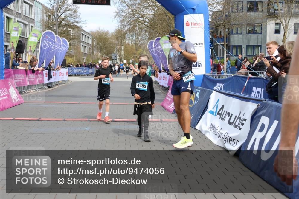 12.04.2026 - 45. Internationalen Wilhelmsburger Insellauf Strokosch-Dieckow http://msf.ph/oto/9474056 12.04.2026 12:54:20 Ziel 4455, 4037, 5784, 5785, 4658 meine-sportfotos.de