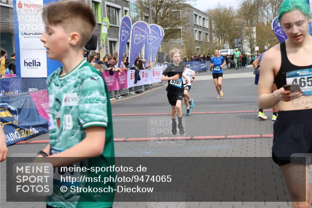 12.04.2026 - 45. Internationalen Wilhelmsburger Insellauf Strokosch-Dieckow http://msf.ph/oto/9474065 12.04.2026 12:54:27 Ziel 5787, 3254, 5788 meine-sportfotos.de