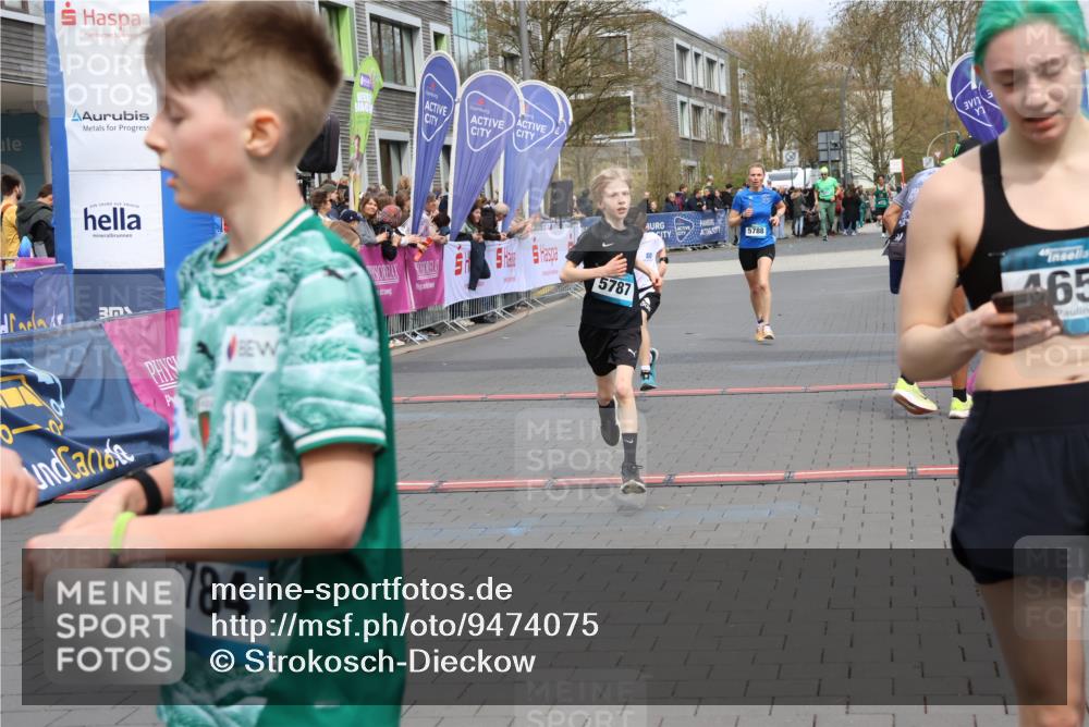 12.04.2026 - 45. Internationalen Wilhelmsburger Insellauf Strokosch-Dieckow http://msf.ph/oto/9474075 12.04.2026 12:54:27 Ziel 5787, 3254, 5788 meine-sportfotos.de