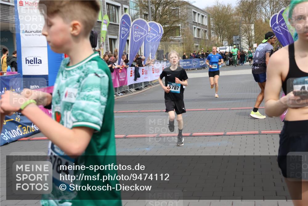 12.04.2026 - 45. Internationalen Wilhelmsburger Insellauf Strokosch-Dieckow http://msf.ph/oto/9474112 12.04.2026 12:54:28 Ziel 5787, 3254, 5788 meine-sportfotos.de