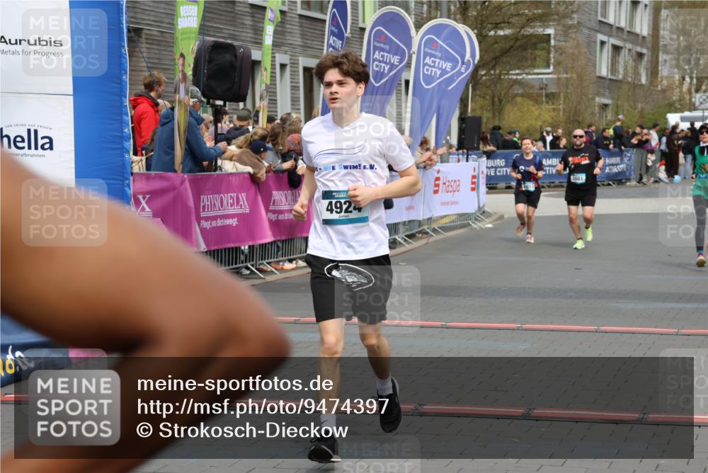 12.04.2026 - 45. Internationalen Wilhelmsburger Insellauf Strokosch-Dieckow http://msf.ph/oto/9474397 12.04.2026 12:54:46 Ziel 4924, 5630, 5858, 3661, 2852 meine-sportfotos.de