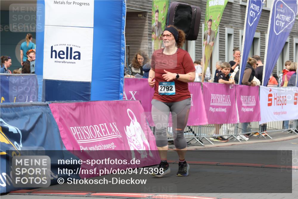 12.04.2026 - 45. Internationalen Wilhelmsburger Insellauf Strokosch-Dieckow http://msf.ph/oto/9475398 12.04.2026 13:32:30 Ziel 2792, 3632, 3628 meine-sportfotos.de