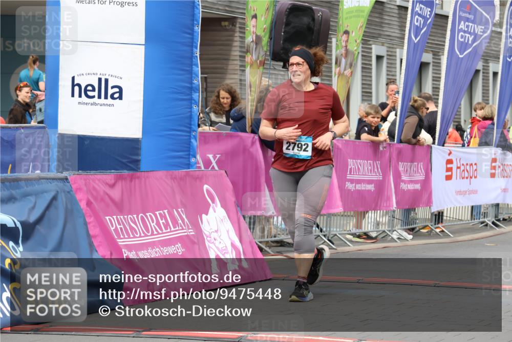 12.04.2026 - 45. Internationalen Wilhelmsburger Insellauf Strokosch-Dieckow http://msf.ph/oto/9475448 12.04.2026 13:32:30 Ziel 2792, 3632, 3628 meine-sportfotos.de
