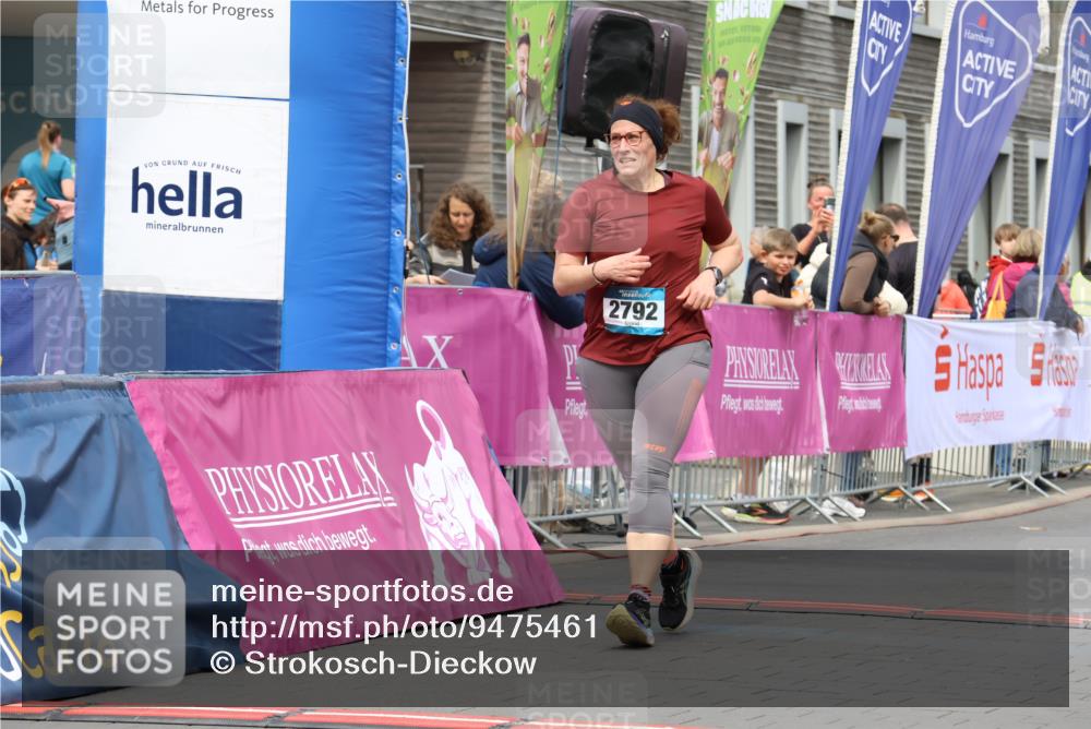 12.04.2026 - 45. Internationalen Wilhelmsburger Insellauf Strokosch-Dieckow http://msf.ph/oto/9475461 12.04.2026 13:32:30 Ziel 2792, 3632, 3628 meine-sportfotos.de