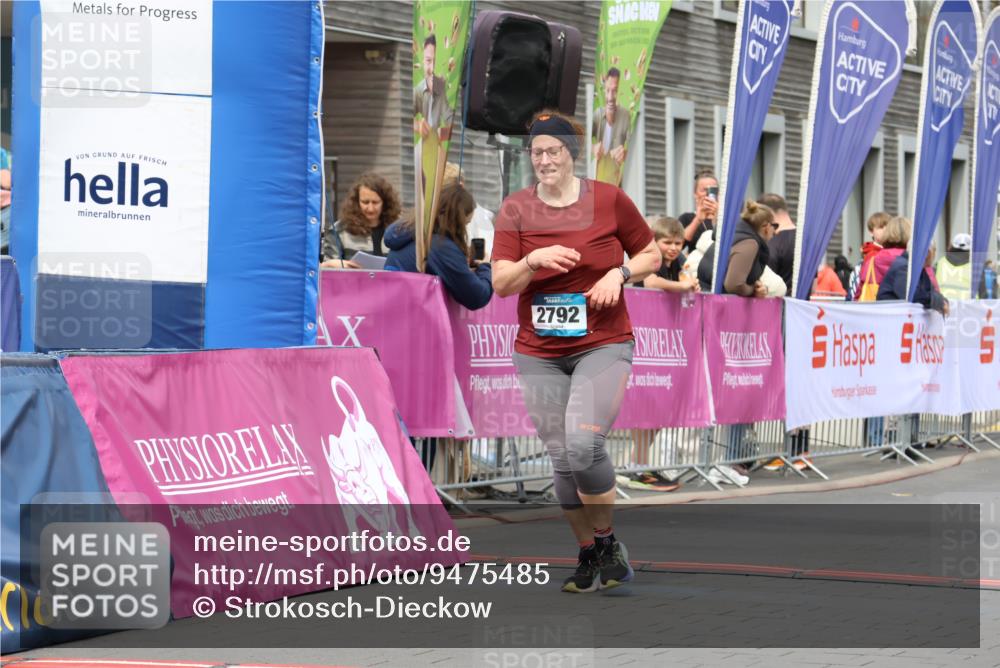 12.04.2026 - 45. Internationalen Wilhelmsburger Insellauf Strokosch-Dieckow http://msf.ph/oto/9475485 12.04.2026 13:32:30 Ziel 2792, 3632, 3628 meine-sportfotos.de