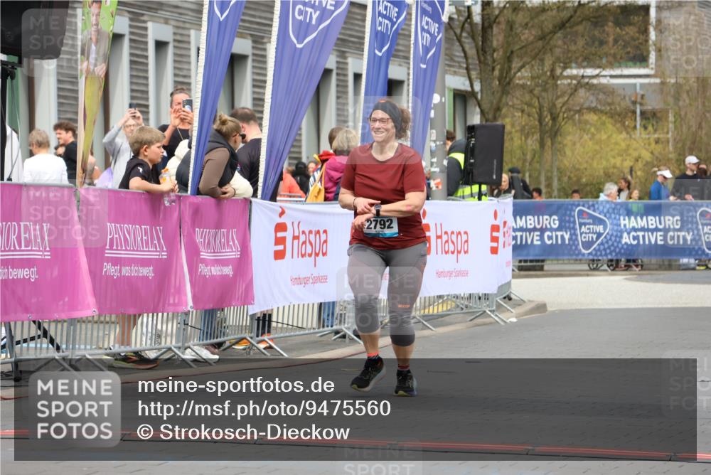 12.04.2026 - 45. Internationalen Wilhelmsburger Insellauf Strokosch-Dieckow http://msf.ph/oto/9475560 12.04.2026 13:32:27 Ziel 2792, 3632, 3628 meine-sportfotos.de