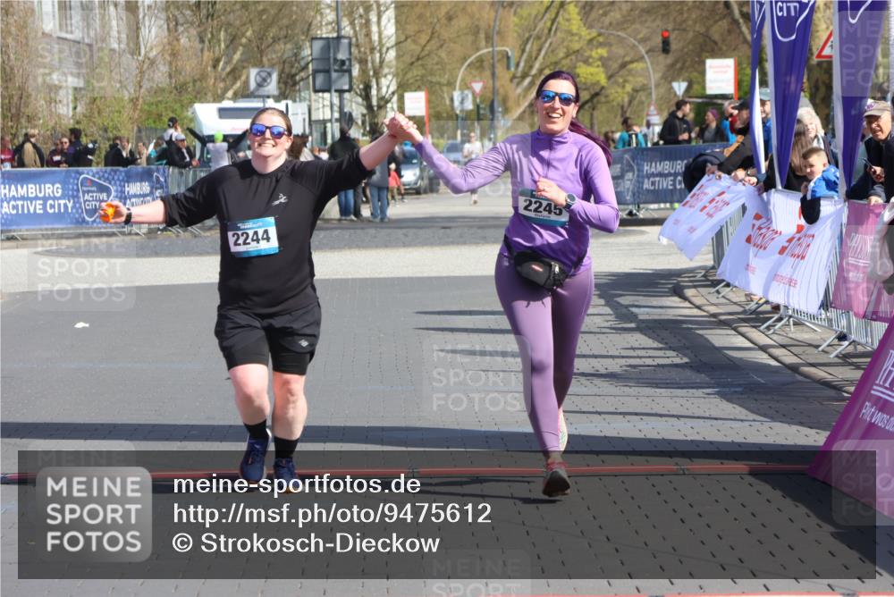 12.04.2026 - 45. Internationalen Wilhelmsburger Insellauf Strokosch-Dieckow http://msf.ph/oto/9475612 12.04.2026 11:33:04 Ziel 2244, 2245 meine-sportfotos.de