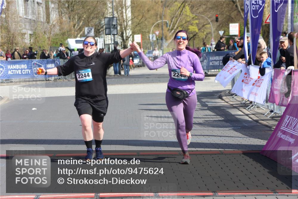 12.04.2026 - 45. Internationalen Wilhelmsburger Insellauf Strokosch-Dieckow http://msf.ph/oto/9475624 12.04.2026 11:33:04 Ziel 2244, 2245 meine-sportfotos.de