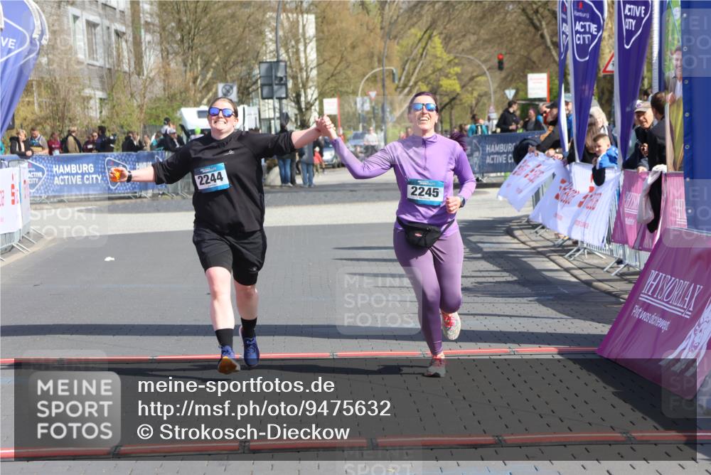 12.04.2026 - 45. Internationalen Wilhelmsburger Insellauf Strokosch-Dieckow http://msf.ph/oto/9475632 12.04.2026 11:33:05 Ziel 2244, 2245 meine-sportfotos.de