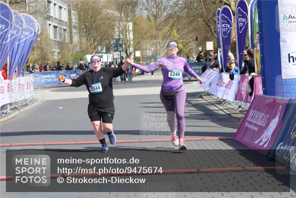 12.04.2026 - 45. Internationalen Wilhelmsburger Insellauf Strokosch-Dieckow http://msf.ph/oto/9475674 12.04.2026 11:33:05 Ziel 2244, 2245 meine-sportfotos.de