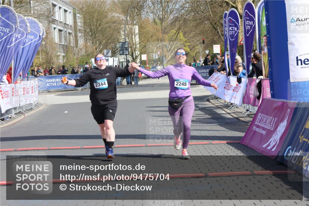 12.04.2026 - 45. Internationalen Wilhelmsburger Insellauf Strokosch-Dieckow http://msf.ph/oto/9475704 12.04.2026 11:33:05 Ziel 2244, 2245 meine-sportfotos.de