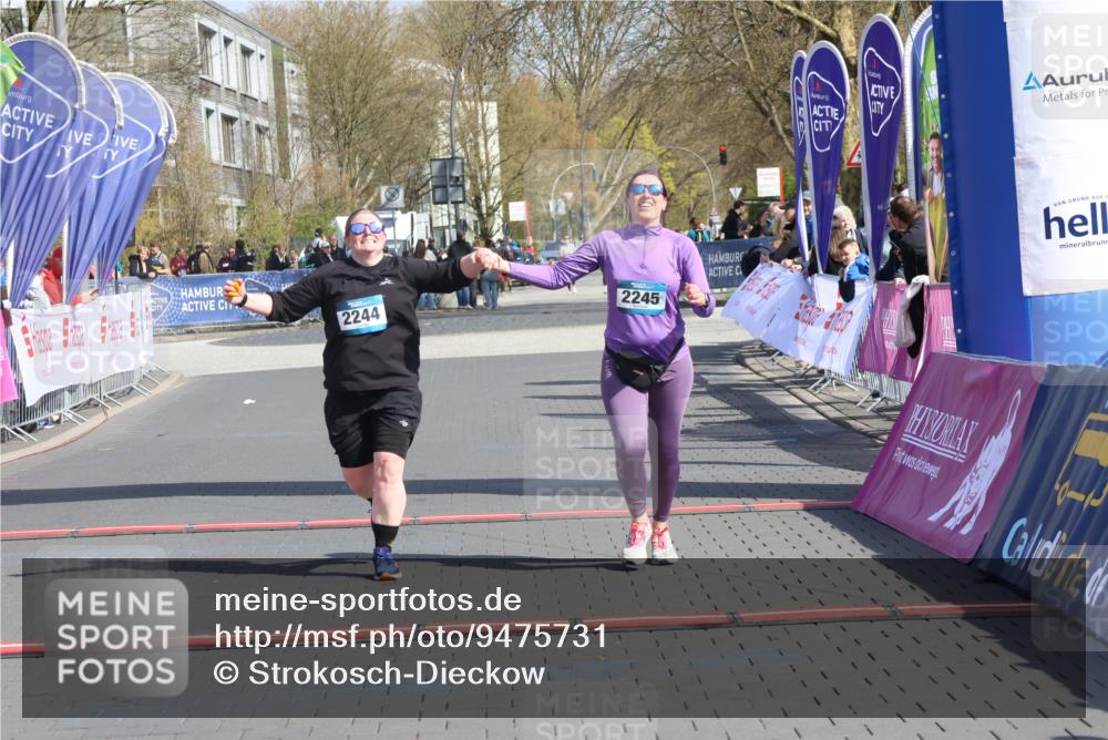 12.04.2026 - 45. Internationalen Wilhelmsburger Insellauf Strokosch-Dieckow http://msf.ph/oto/9475731 12.04.2026 11:33:05 Ziel 2244, 2245 meine-sportfotos.de