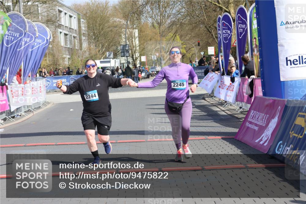 12.04.2026 - 45. Internationalen Wilhelmsburger Insellauf Strokosch-Dieckow http://msf.ph/oto/9475822 12.04.2026 11:33:05 Ziel 2244, 2245 meine-sportfotos.de