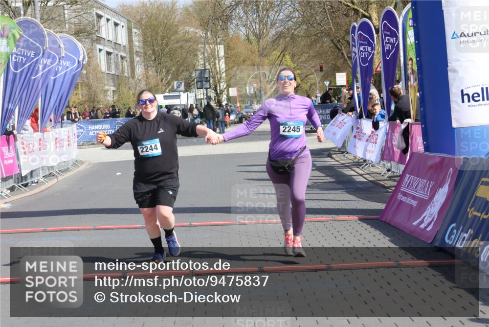 12.04.2026 - 45. Internationalen Wilhelmsburger Insellauf Strokosch-Dieckow http://msf.ph/oto/9475837 12.04.2026 11:33:05 Ziel 2244, 2245 meine-sportfotos.de