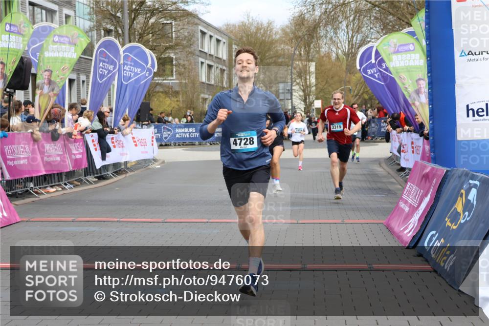 12.04.2026 - 45. Internationalen Wilhelmsburger Insellauf Strokosch-Dieckow http://msf.ph/oto/9476073 12.04.2026 12:56:10 Ziel 4811, 4728, 3315, 5463 meine-sportfotos.de
