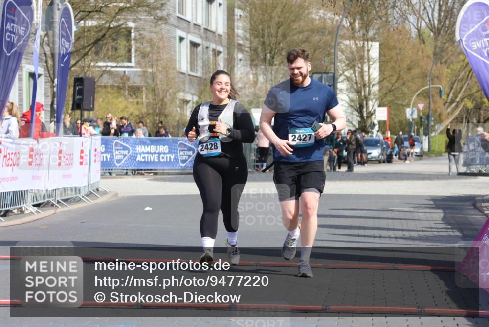 12.04.2026 - 45. Internationalen Wilhelmsburger Insellauf Strokosch-Dieckow http://msf.ph/oto/9477220 12.04.2026 11:36:51 Ziel 2428, 2427 meine-sportfotos.de