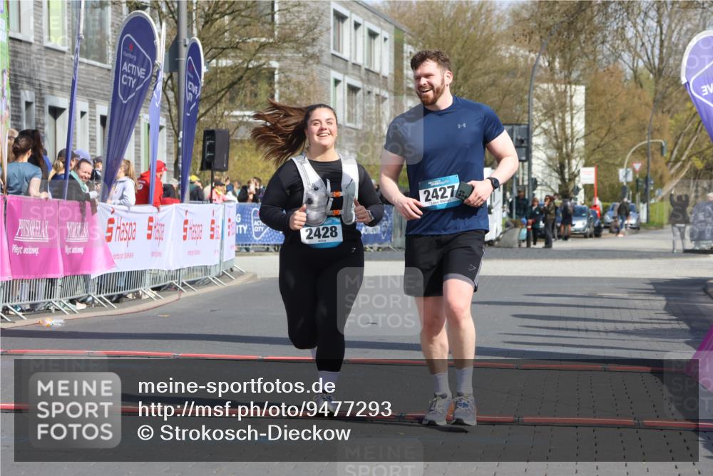 12.04.2026 - 45. Internationalen Wilhelmsburger Insellauf Strokosch-Dieckow http://msf.ph/oto/9477293 12.04.2026 11:36:52 Ziel 2428, 2427 meine-sportfotos.de
