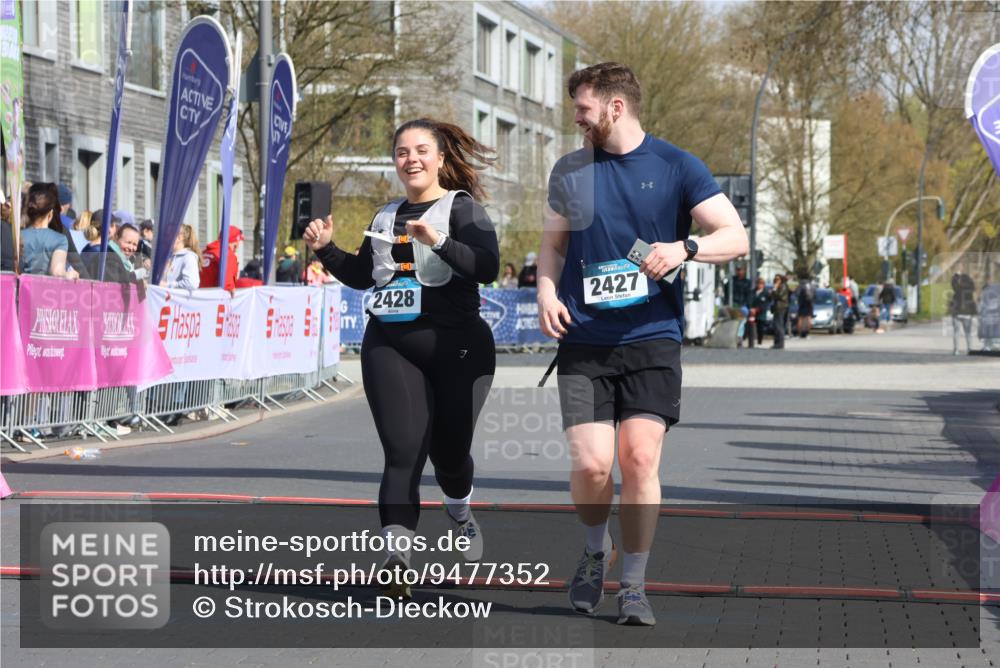 12.04.2026 - 45. Internationalen Wilhelmsburger Insellauf Strokosch-Dieckow http://msf.ph/oto/9477352 12.04.2026 11:36:52 Ziel 2428, 2427 meine-sportfotos.de