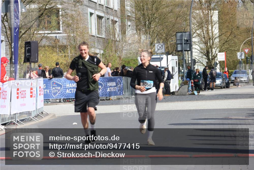 12.04.2026 - 45. Internationalen Wilhelmsburger Insellauf Strokosch-Dieckow http://msf.ph/oto/9477415 12.04.2026 11:37:44 Ziel 3050, 3051 meine-sportfotos.de