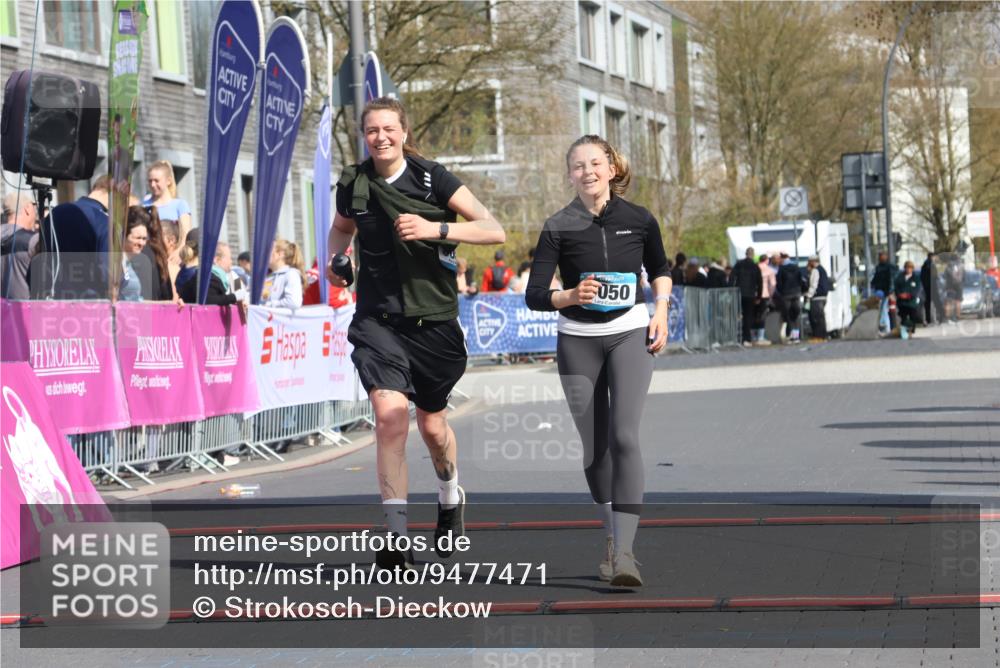 12.04.2026 - 45. Internationalen Wilhelmsburger Insellauf Strokosch-Dieckow http://msf.ph/oto/9477471 12.04.2026 11:37:47 Ziel 3050, 3051 meine-sportfotos.de