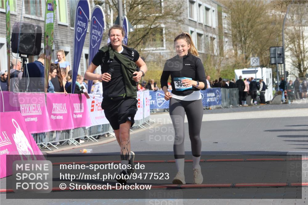 12.04.2026 - 45. Internationalen Wilhelmsburger Insellauf Strokosch-Dieckow http://msf.ph/oto/9477523 12.04.2026 11:37:47 Ziel 3050, 3051 meine-sportfotos.de