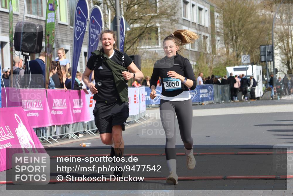 12.04.2026 - 45. Internationalen Wilhelmsburger Insellauf Strokosch-Dieckow http://msf.ph/oto/9477542 12.04.2026 11:37:47 Ziel 3050, 3051 meine-sportfotos.de