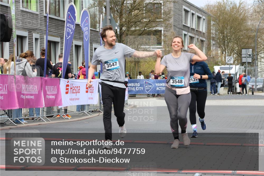 12.04.2026 - 45. Internationalen Wilhelmsburger Insellauf Strokosch-Dieckow http://msf.ph/oto/9477759 12.04.2026 13:30:12 Ziel 3547, 3548, 2131 meine-sportfotos.de