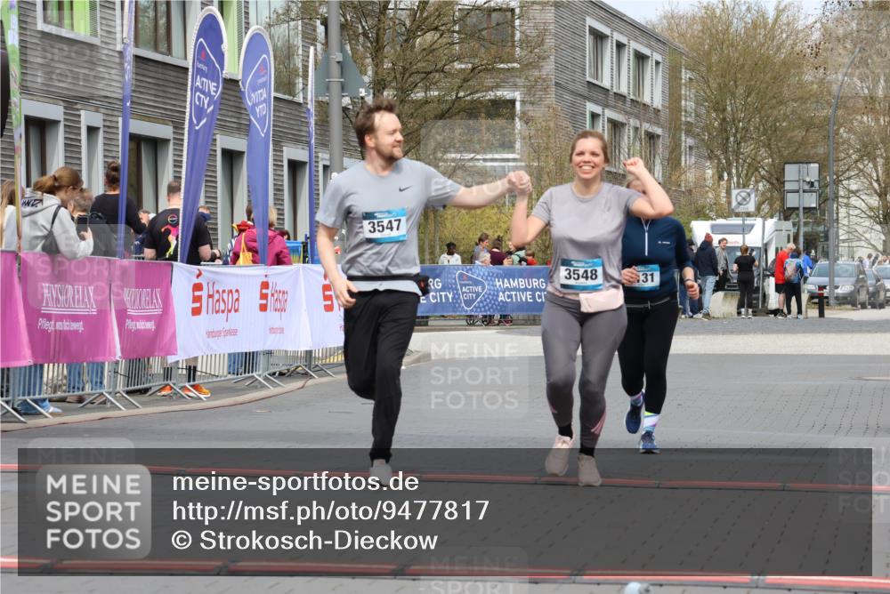 12.04.2026 - 45. Internationalen Wilhelmsburger Insellauf Strokosch-Dieckow http://msf.ph/oto/9477817 12.04.2026 13:30:12 Ziel 3547, 3548, 2131 meine-sportfotos.de