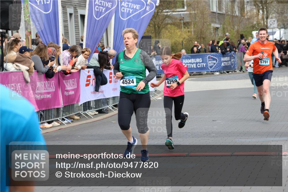 12.04.2026 - 45. Internationalen Wilhelmsburger Insellauf Strokosch-Dieckow http://msf.ph/oto/9477820 12.04.2026 12:57:49 Ziel 5744, 4524, 4259, 5791, 5696, 4740 meine-sportfotos.de