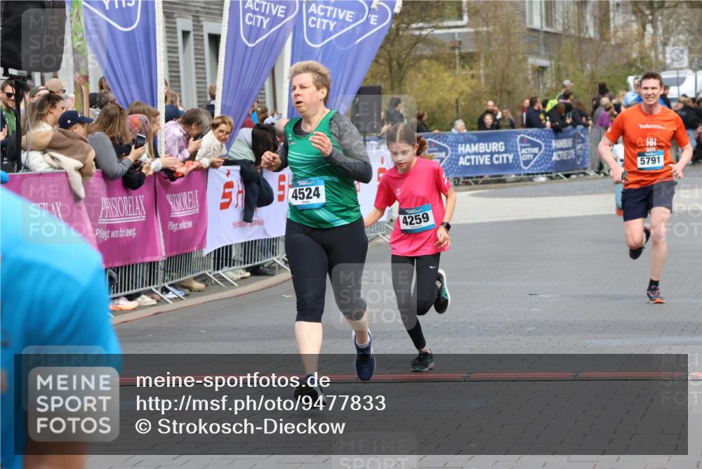 12.04.2026 - 45. Internationalen Wilhelmsburger Insellauf Strokosch-Dieckow http://msf.ph/oto/9477833 12.04.2026 12:57:49 Ziel 5744, 4524, 4259, 5791, 5696, 4740 meine-sportfotos.de