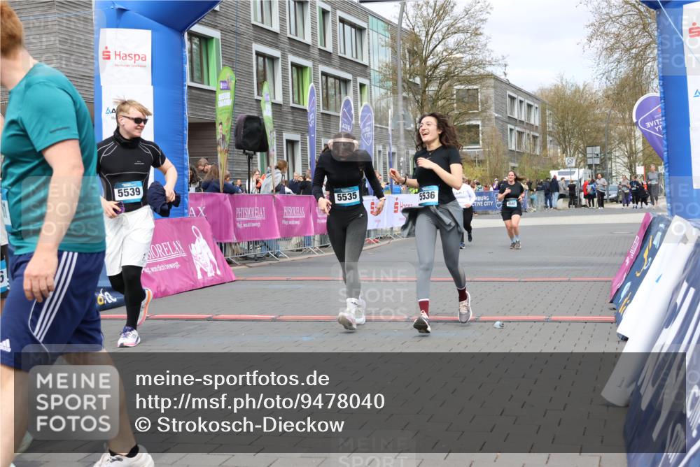 12.04.2026 - 45. Internationalen Wilhelmsburger Insellauf Strokosch-Dieckow http://msf.ph/oto/9478040 12.04.2026 13:29:54 Ziel 5535, 5536, 5539, 4547, 4420 meine-sportfotos.de