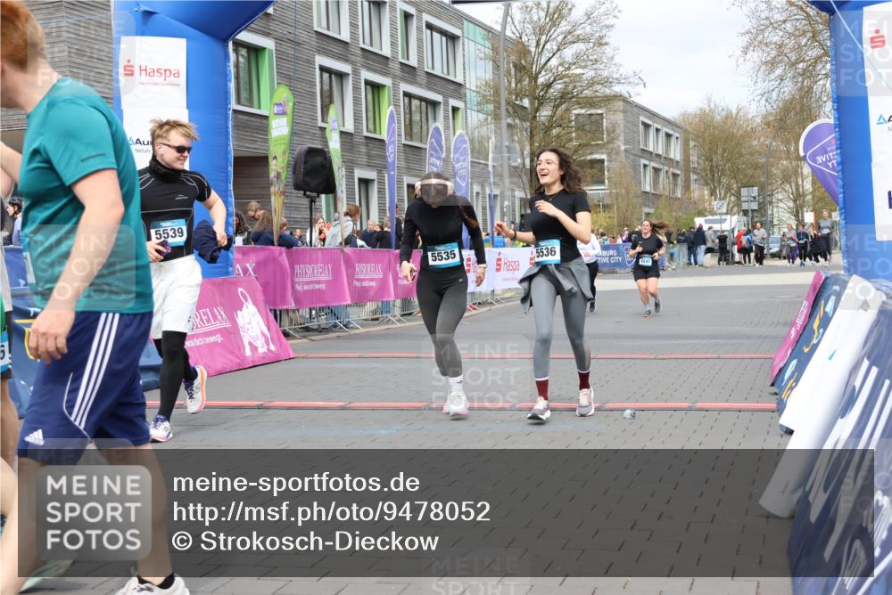 12.04.2026 - 45. Internationalen Wilhelmsburger Insellauf Strokosch-Dieckow http://msf.ph/oto/9478052 12.04.2026 13:29:54 Ziel 5535, 5536, 5539, 4547, 4420 meine-sportfotos.de