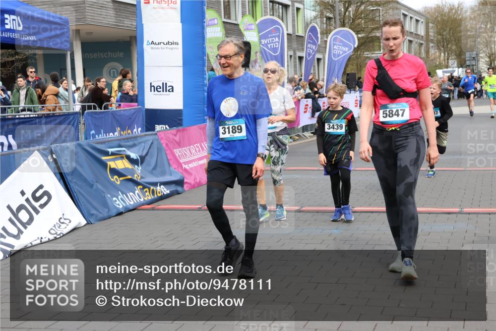 12.04.2026 - 45. Internationalen Wilhelmsburger Insellauf Strokosch-Dieckow http://msf.ph/oto/9478111 12.04.2026 12:58:11 Ziel 5847, 3439, 5232, 5277, 3863, 4887, 4938, 3213 meine-sportfotos.de
