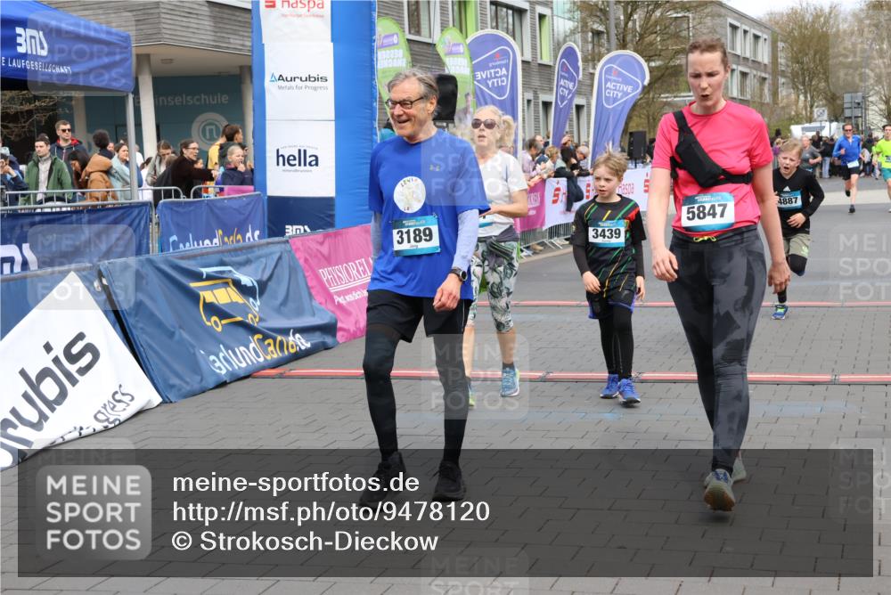 12.04.2026 - 45. Internationalen Wilhelmsburger Insellauf Strokosch-Dieckow http://msf.ph/oto/9478120 12.04.2026 12:58:11 Ziel 5847, 3439, 5232, 5277, 3863, 4887, 4938, 3213 meine-sportfotos.de