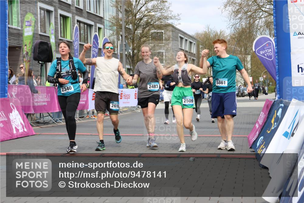 12.04.2026 - 45. Internationalen Wilhelmsburger Insellauf Strokosch-Dieckow http://msf.ph/oto/9478141 12.04.2026 13:29:49 Ziel 2340, 5861, 2509, 2483, 2616, 5535, 5536, 5539 meine-sportfotos.de
