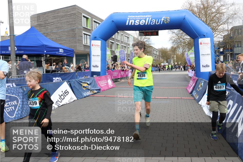 12.04.2026 - 45. Internationalen Wilhelmsburger Insellauf Strokosch-Dieckow http://msf.ph/oto/9478182 12.04.2026 12:58:16 Ziel 4938, 3213, 2447 meine-sportfotos.de