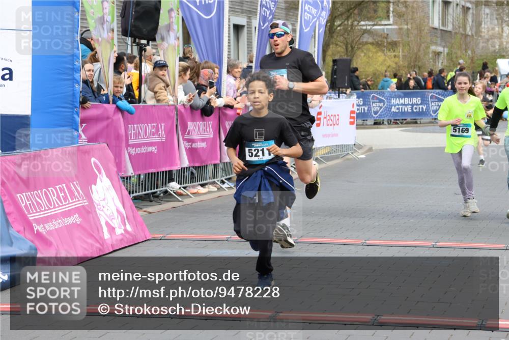 12.04.2026 - 45. Internationalen Wilhelmsburger Insellauf Strokosch-Dieckow http://msf.ph/oto/9478228 12.04.2026 12:58:25 Ziel 5211, 4968, 2707, 5169 meine-sportfotos.de
