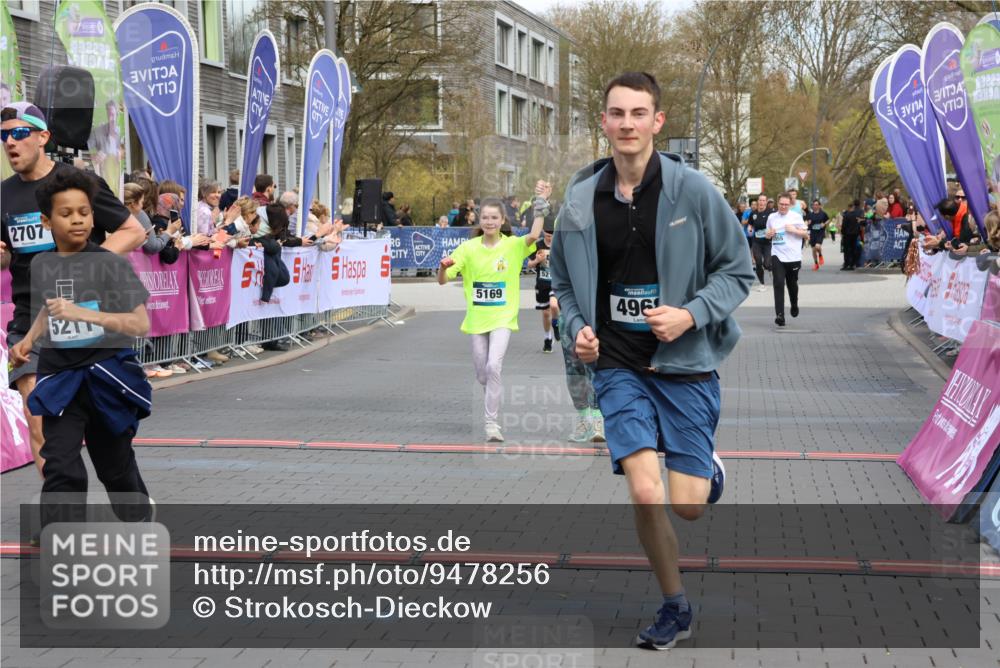 12.04.2026 - 45. Internationalen Wilhelmsburger Insellauf Strokosch-Dieckow http://msf.ph/oto/9478256 12.04.2026 12:58:26 Ziel 5211, 4968, 2707, 5169, 5214 meine-sportfotos.de
