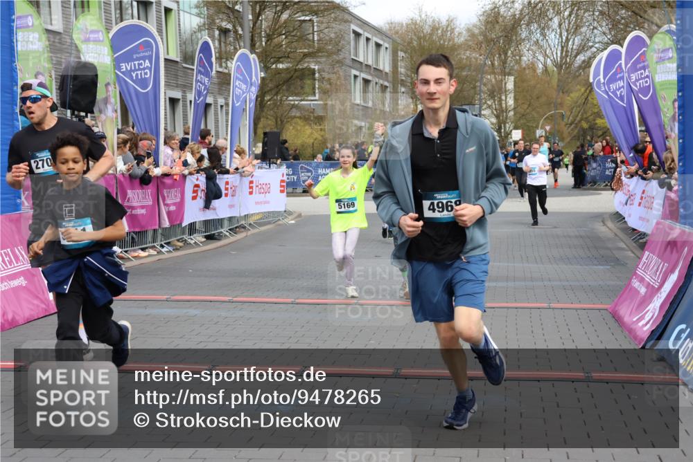 12.04.2026 - 45. Internationalen Wilhelmsburger Insellauf Strokosch-Dieckow http://msf.ph/oto/9478265 12.04.2026 12:58:26 Ziel 5211, 4968, 2707, 5169, 5214 meine-sportfotos.de