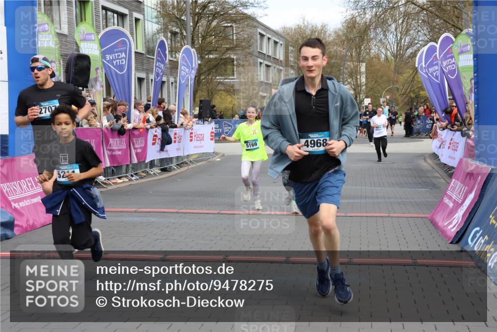 12.04.2026 - 45. Internationalen Wilhelmsburger Insellauf Strokosch-Dieckow http://msf.ph/oto/9478275 12.04.2026 12:58:26 Ziel 5211, 4968, 2707, 5169, 5214 meine-sportfotos.de