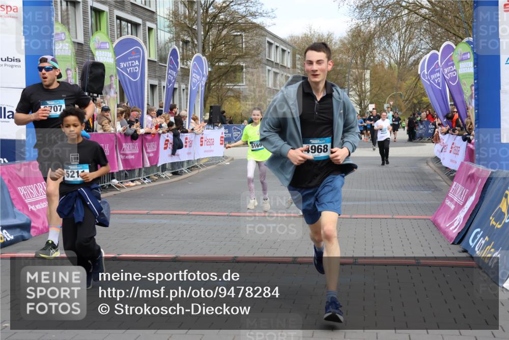 12.04.2026 - 45. Internationalen Wilhelmsburger Insellauf Strokosch-Dieckow http://msf.ph/oto/9478284 12.04.2026 12:58:26 Ziel 5211, 4968, 2707, 5169, 5214 meine-sportfotos.de