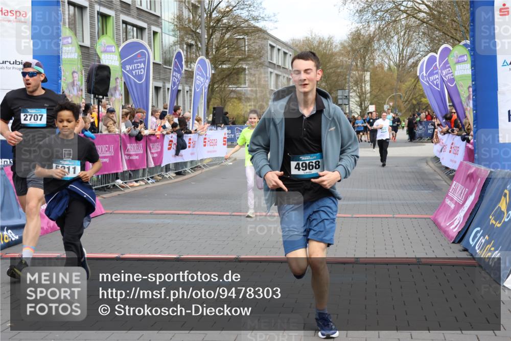 12.04.2026 - 45. Internationalen Wilhelmsburger Insellauf Strokosch-Dieckow http://msf.ph/oto/9478303 12.04.2026 12:58:26 Ziel 5211, 4968, 2707, 5169, 5214 meine-sportfotos.de