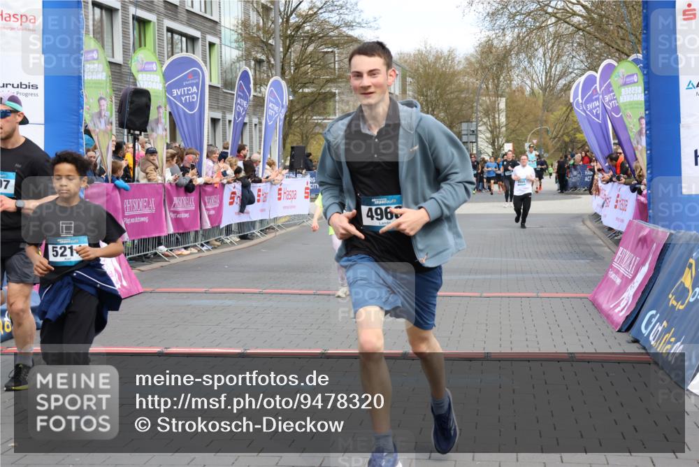 12.04.2026 - 45. Internationalen Wilhelmsburger Insellauf Strokosch-Dieckow http://msf.ph/oto/9478320 12.04.2026 12:58:26 Ziel 5211, 4968, 2707, 5169, 5214 meine-sportfotos.de