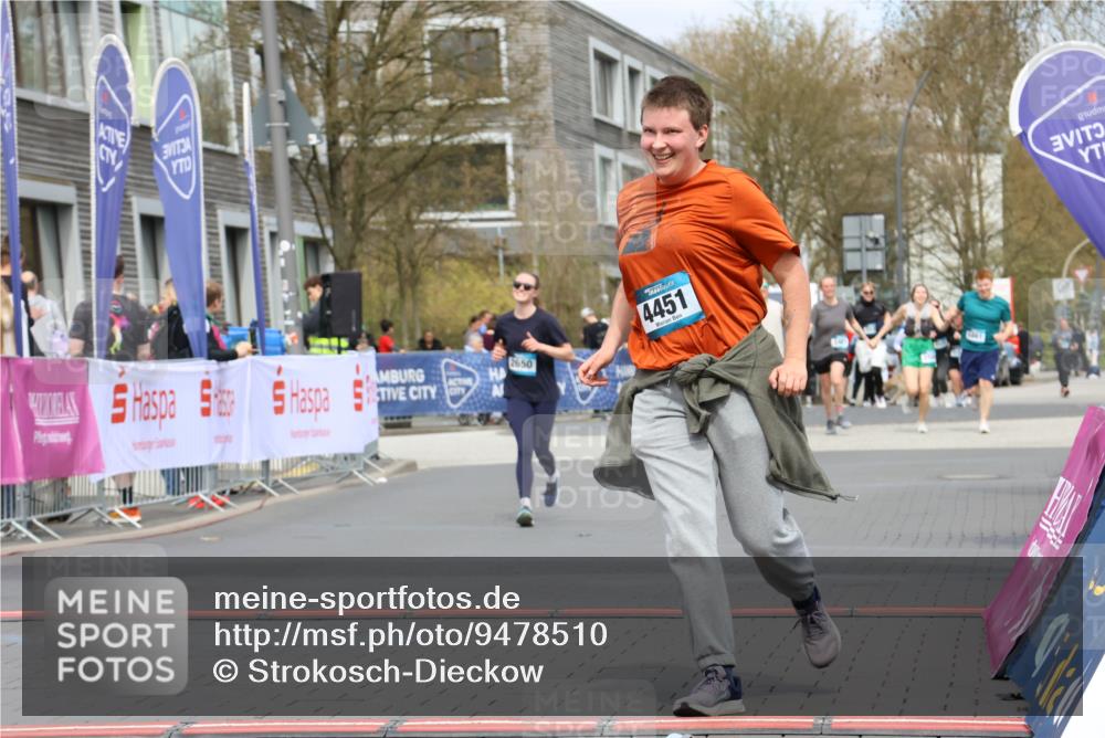 12.04.2026 - 45. Internationalen Wilhelmsburger Insellauf Strokosch-Dieckow http://msf.ph/oto/9478510 12.04.2026 13:29:39 Ziel 4451 meine-sportfotos.de