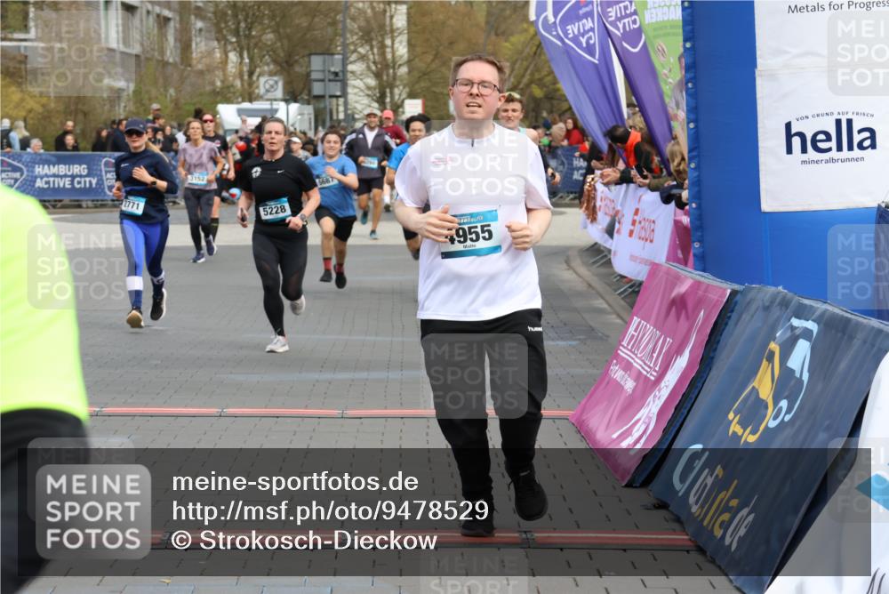 12.04.2026 - 45. Internationalen Wilhelmsburger Insellauf Strokosch-Dieckow http://msf.ph/oto/9478529 12.04.2026 12:58:32 Ziel 5214, 4955, 3396, 5228, 5689, 2771, 5687 meine-sportfotos.de