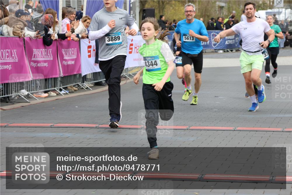 12.04.2026 - 45. Internationalen Wilhelmsburger Insellauf Strokosch-Dieckow http://msf.ph/oto/9478771 12.04.2026 12:58:56 Ziel 4344, 3889, 3309, 5613, 3525, 5422, 3088 meine-sportfotos.de