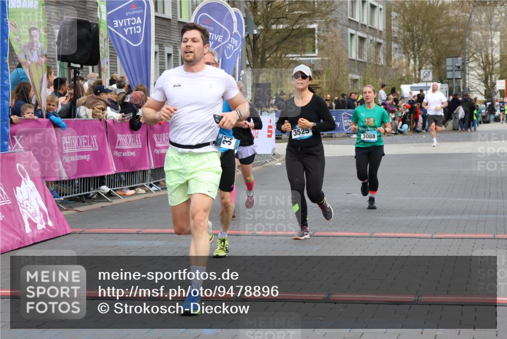 12.04.2026 - 45. Internationalen Wilhelmsburger Insellauf Strokosch-Dieckow http://msf.ph/oto/9478896 12.04.2026 12:58:58 Ziel 4344, 3889, 3309, 5613, 3525, 5422, 3088 meine-sportfotos.de